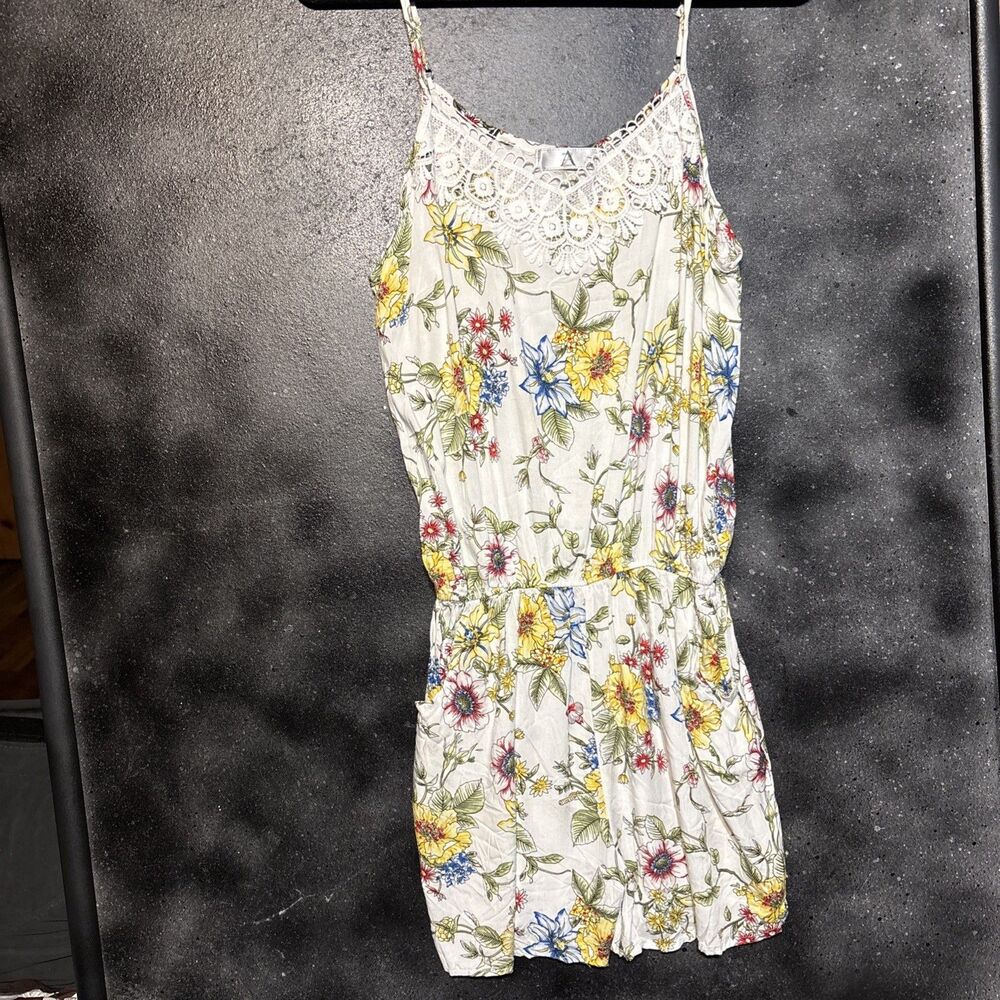 White Colorful Floral Romper Size S/M Sleeveless Lace Neck Feminine Summer NWT